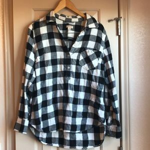 Merona L Buffalo Plaid Black and White Top